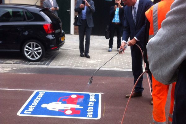 Fietsstraat Auto te Gast markering