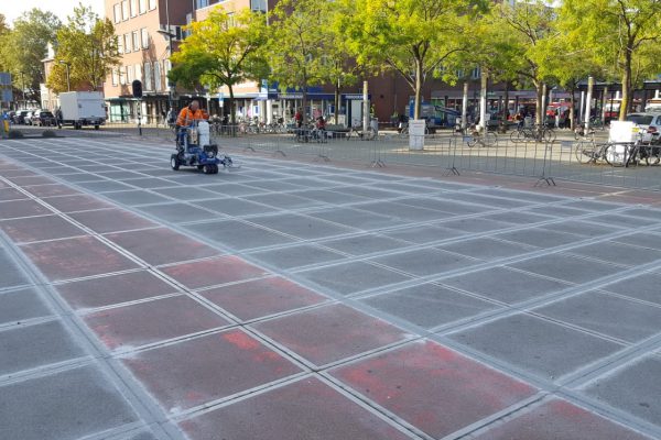 Antislip coating op ijzeren strips Enschede Stationsplein
